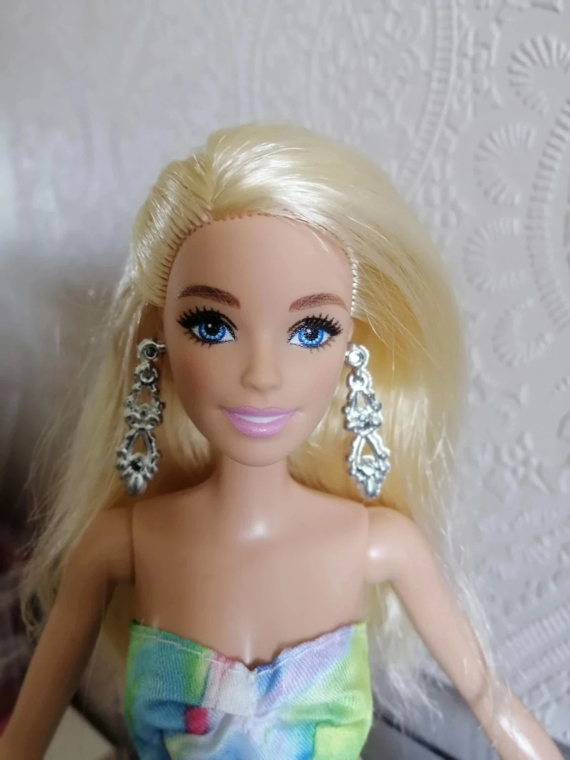 Bonita Barbie en un vestido de baile primaveral – photo 2